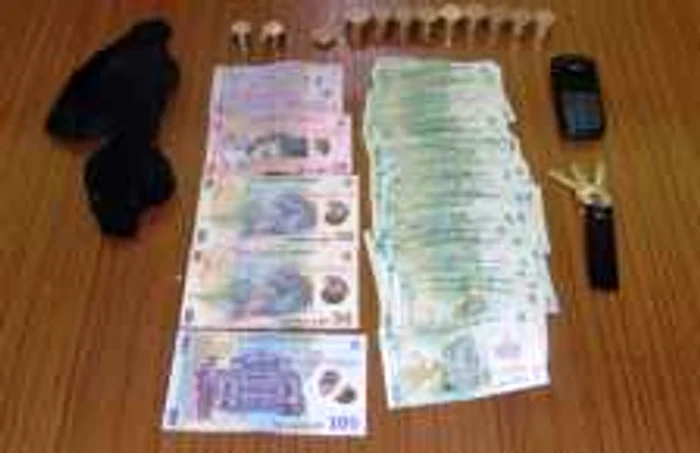 Banii care au fost găsiţi în buzunarele hoţului