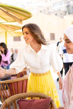 Regina Rania a Iordaniei cu cămașă albă și fustă cu motiv berber. FOTO: Casa Regală hașemită