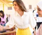 Regina Rania a Iordaniei cu cămașă albă și fustă cu motiv berber. FOTO: Casa Regală hașemită