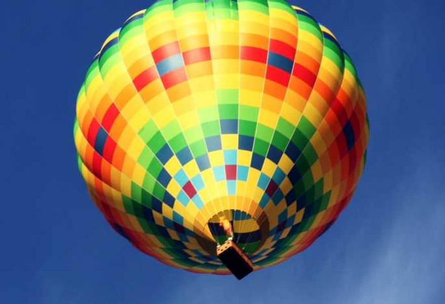 Un tânăr de 33 de ani a „făcut cu mâna” la camera video dintr-un balon cu aer cald, după care s-a aruncat în gol