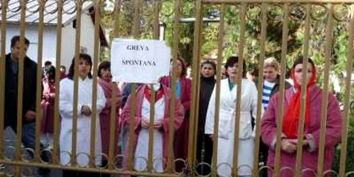 Poarta a fost legată cu lanţuri şi numai ambulanţele au avut voie să treacă
