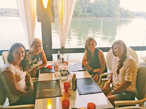 Alina Tecşor şi cele mai bune trei jucătoare românce ale momentului au petrecut după-amiaza de duminică la restaurantFoto: Facebook