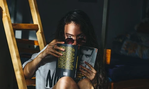 1 femeie cu carte si ochelari jpg jpeg