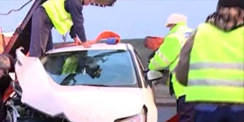 Maşina a ajuns pe şine. FOTO