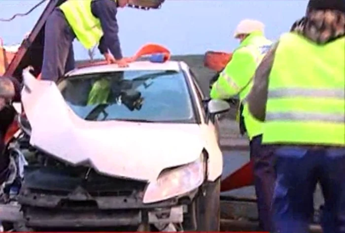 Maşina a ajuns pe şine. FOTO: captură rtv.net