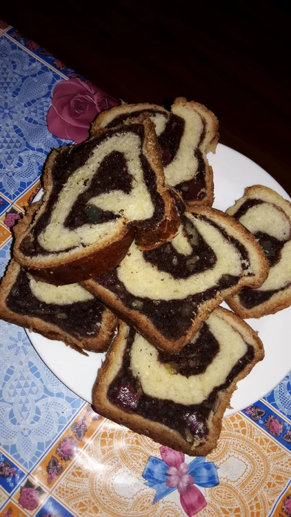 
    Cozonac pufos cu nucă, cacao şi rahat  