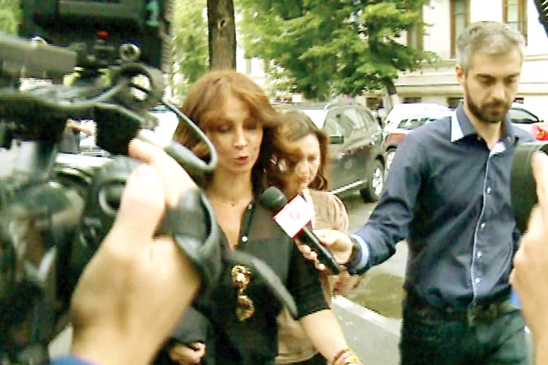 
    Vedeta a devenit  violentă cu jurnaliştii  de la Prima TV,  deranjată că  a fost filmată (FOTOGRAFII: PRIMA TV)  