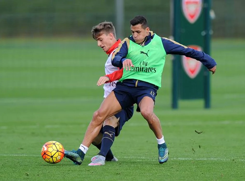 
    Puştiul de 16 ani, transferat de la ACS Poli Timişoara, a arătat mult tupeu sub comanda lui Arsene Wenger şi s-a luat chiar la trântă cu un colos ca Alexis SanchezFoto Click!  