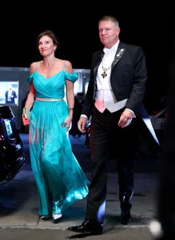 La bacnchetul oficial, Carmen Iohannis a strălucit într o rochie azur jpeg