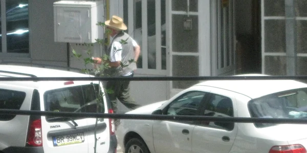 Protejaţi-vă de soarele puternic purtând pălării