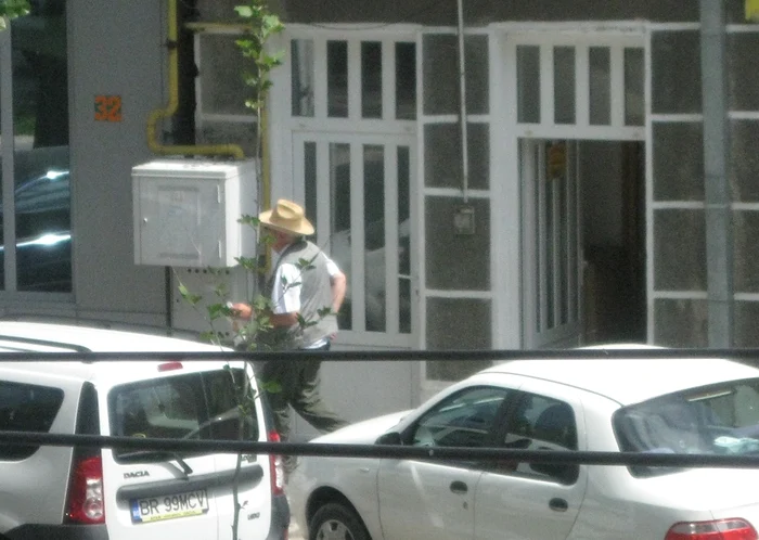 Protejaţi-vă de soarele puternic purtând pălării