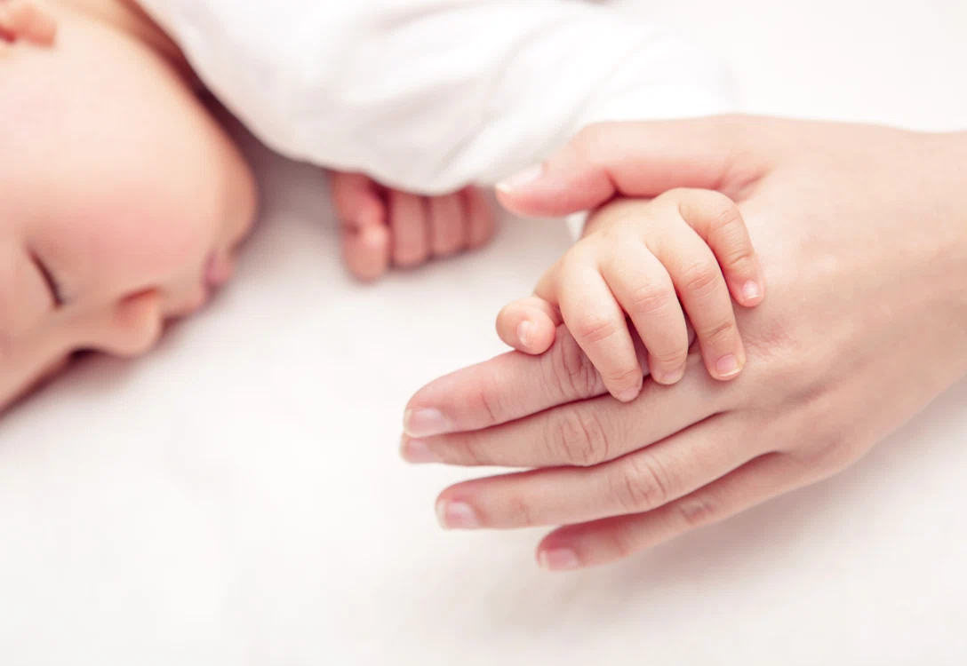 
    Un bebelus este infectat cu Covid-19 deși mama lui nu are virusul (Imagine cu caracter ilustrativ)foto: Shutterstock  