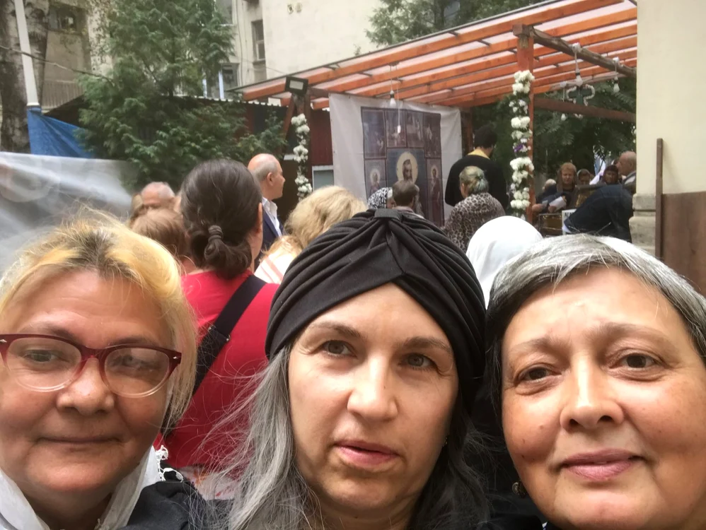 Carmen Pleșea, alături de două prietene.