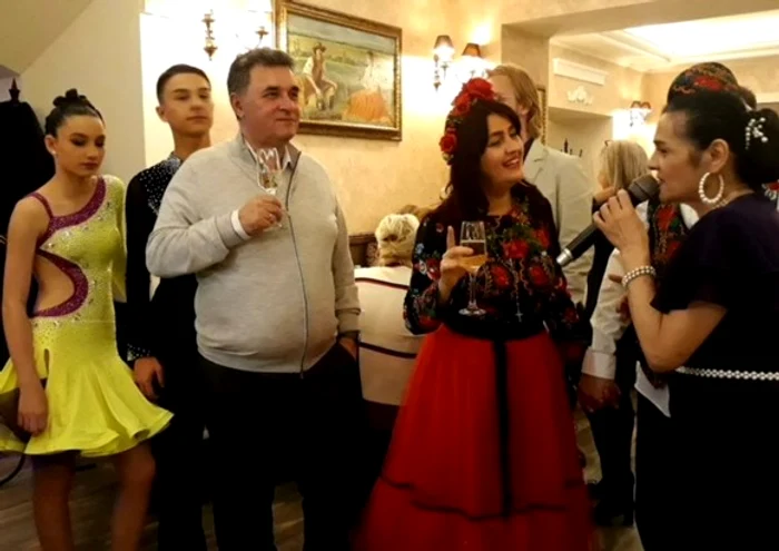 Rona Hartner şi-a serbat ziua de nastere alături de prieteni. Actriţa a dansat şi a cântat întreaga seară
