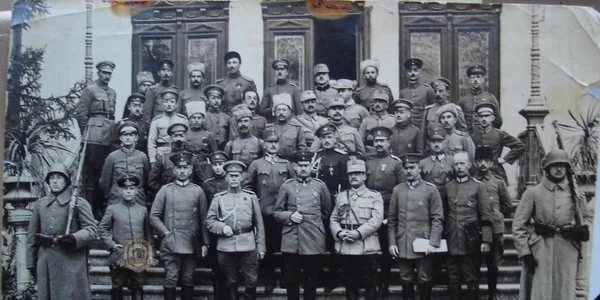 Comandantii semnatari ai Armisititiului din 9 decembrie 1917 pe trepte la Casa Apostoleanu, jpg