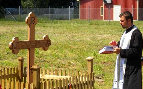 Părintele Alin-Ioan Popa, în timpul slujbei de sfinţire a terenului din Solvesborg, pe care ar urma să fie construită prima biserică românească din Europa de Nord. FOTO Arhiva Personală