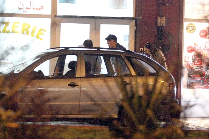 Fotoreporterii Click i-au surprins pe cei doi îndrăgostiţi mergând la o petrecere, unde au muncit cot la cot