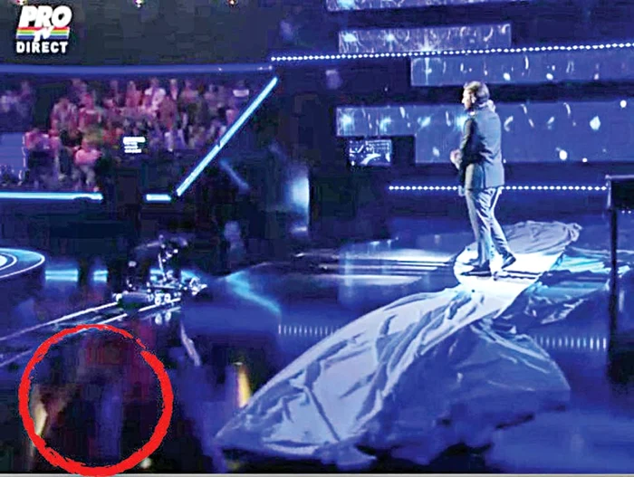 Aici a căzut concurentul, după ce şi-a terminat numărul la pian