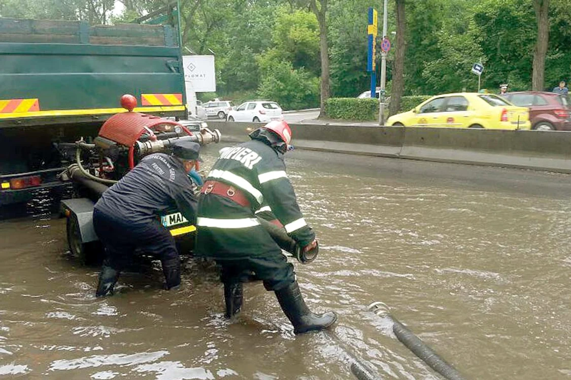 În zona Fântânii Mioriţa, traficul a fost oprit din cauza inundaţiilor