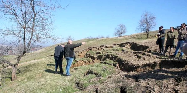 Alunecări de teren la Izvoarele FOTO C Crângan