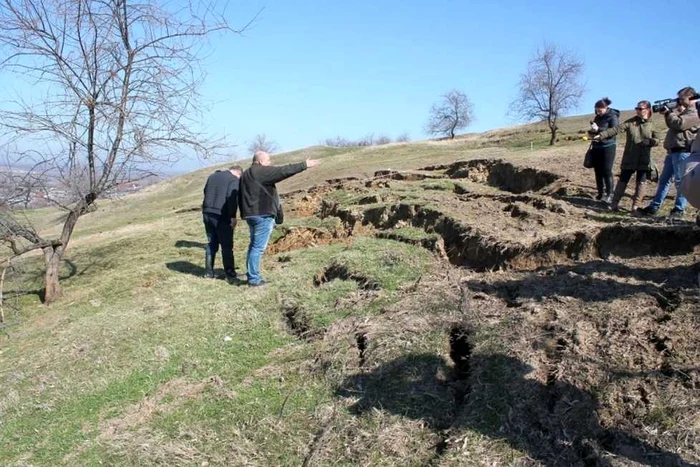 Alunecări de teren în zona Izvoarele FOTO Costel Crângan