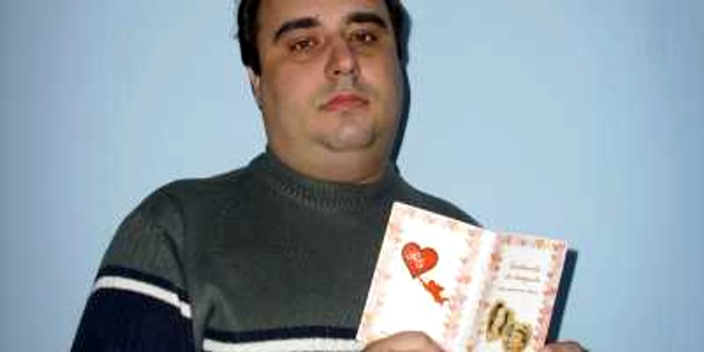 Neluş Năstăsoiu cu una din felicitările realizate de Sfântul Valentin 