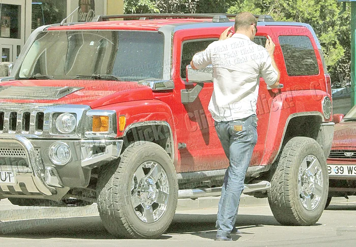 Bute a decis ca în această vacanţă să se deplaseze doar cu acest Hummer roşu (fotografii: Sorin Puiu)