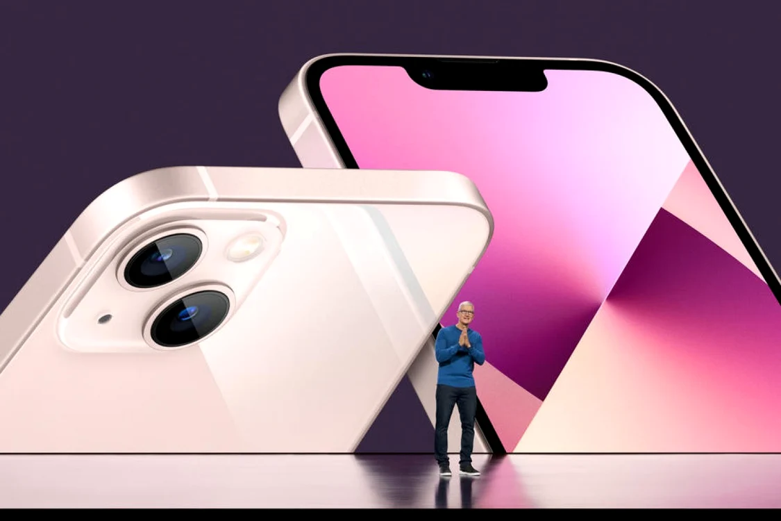 Tim Cook prezentand noul iPhone 13. FOTO EPA-EFE