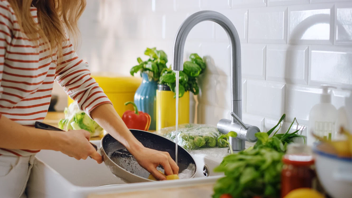 7 din 10 femei se ocupă mai mult de treburile casnice în comparație cu partenerii Foto Shutterstock