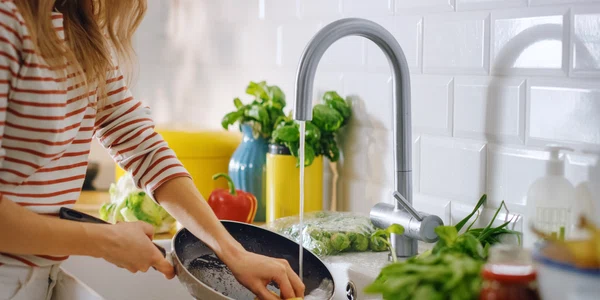 Femeie care spală vase FOTO Shutterstock 