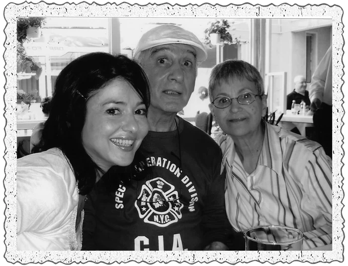 Oana Sârbu alături de părinții săi 