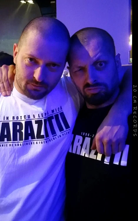 Paraziţii sunt cunoscuţi pentru mesajul dur din versurile lor