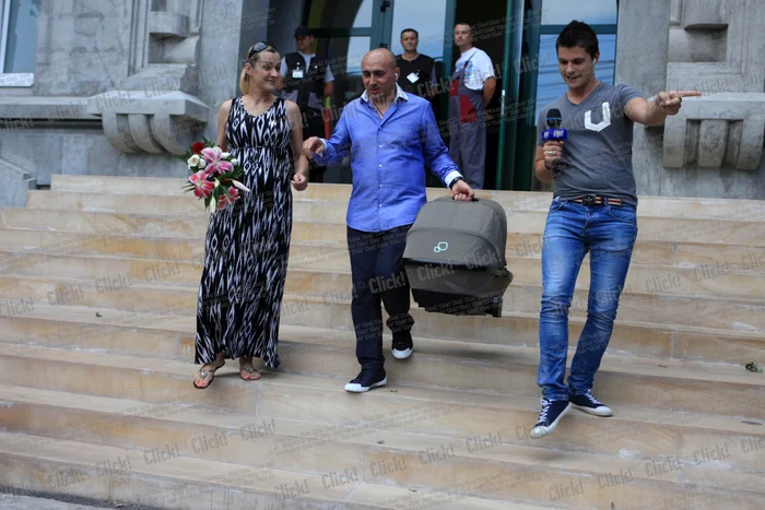 Marcel Pavel şi-a scos fetiţa din maternitate (foto: Roberto Sălceanu)