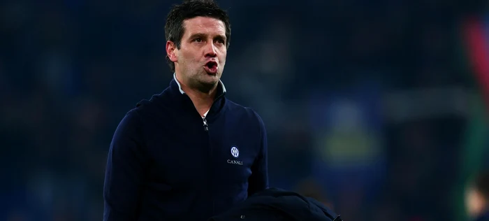 Lui Chivu îi place să pufăie  FOTO EPA