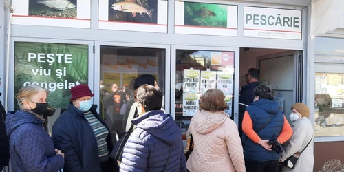 Cozi la magazinele de peşte FOTO Ioan Buciumar