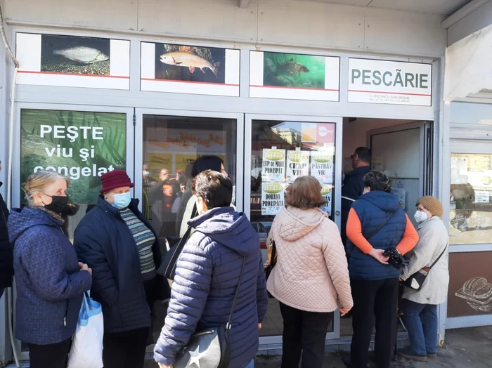 Cozi la magazinele de peşte FOTO Ioan Buciumar