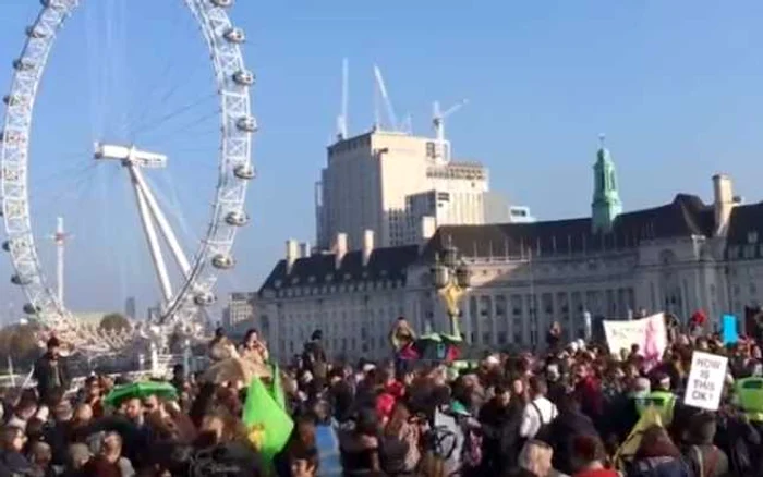 Manifestanţi blocând Podul Westminster Captură YouTube