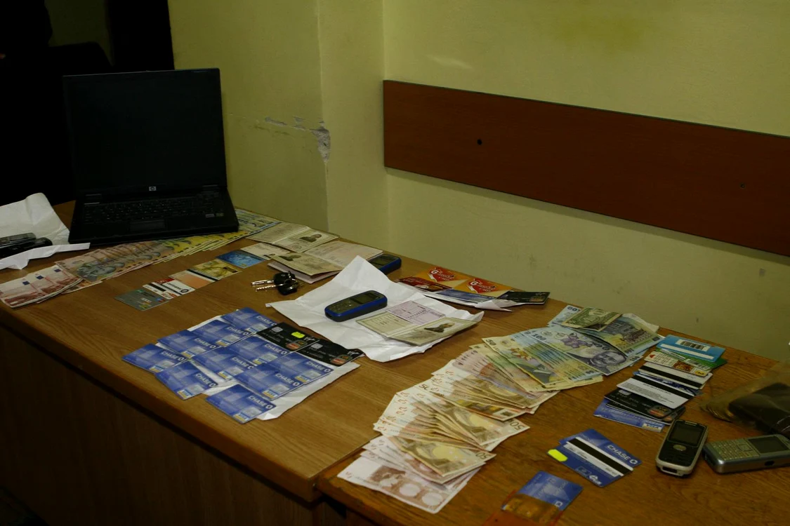Tinerii au furat fără discriminare de la toate bancomatele din oraş