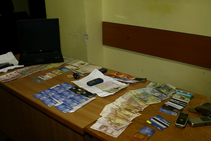 Tinerii au furat fără discriminare de la toate bancomatele din oraş