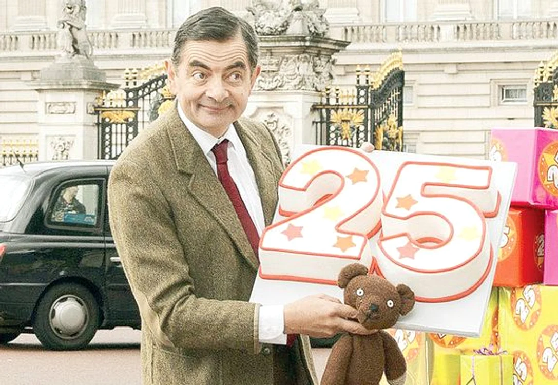 
    Mr. Bean a venit însoţit de  ursuleţul Teddy, călare pe  bolidul său British Leyland  Mini 1000, model 1976  