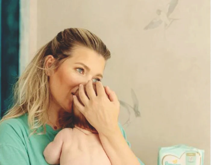 Gina se ferește să arate fața fetiței, deocamdatăFoto: Instagram