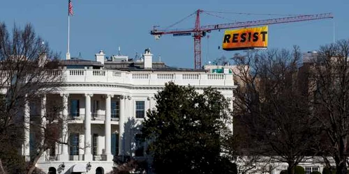 Macara la Casa Alba in Washington cu banner Green Peace FOTO Guliver / Getty images / Drew Angerer