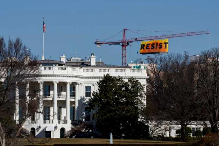 Macara la Casa Alba in Washington cu banner Green Peace FOTO Guliver / Getty images / Drew Angerer