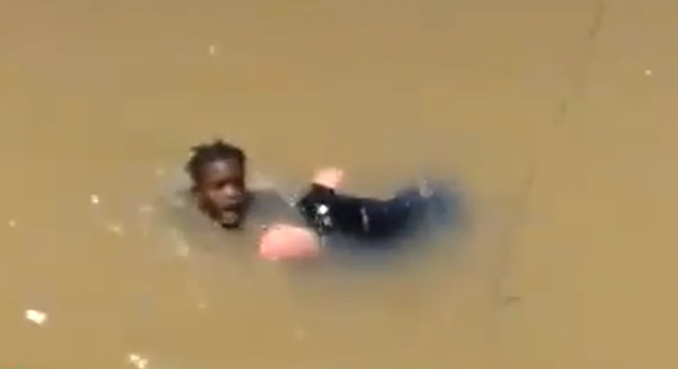 Imigranţii senegalezi şi bătrânul au fost scoşi din apă cu o barcă. Foto: Captură Twitter/@ABC