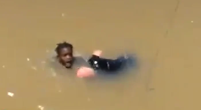 Imigranţii senegalezi şi bătrânul au fost scoşi din apă cu o barcă. Foto: Captură Twitter/@ABC