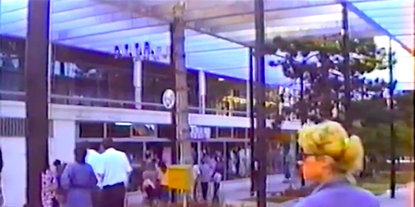 Litoral Mamaia anii 90 1991 arhivă turişti Sursa Youtube jat8008