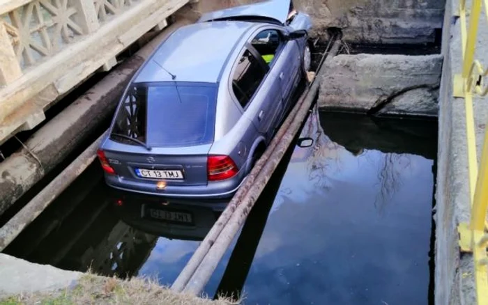 Maşina a ajuns într-un canal de scurgere FOTO IPJ
