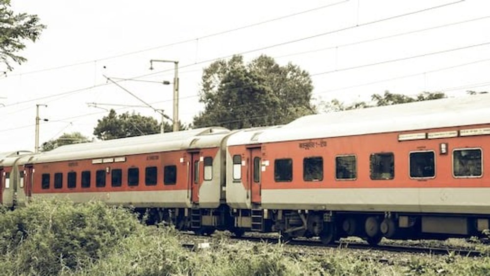 13 oameni au murit loviți de tren, în India, după ce fugiseră dintr-un alt tren, de teama unui incendiu