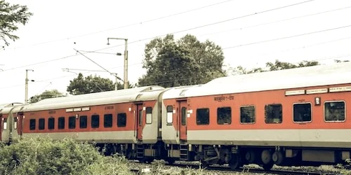 13 persoane au murit după ce au sărit dintr un tren din India Foto X jpg