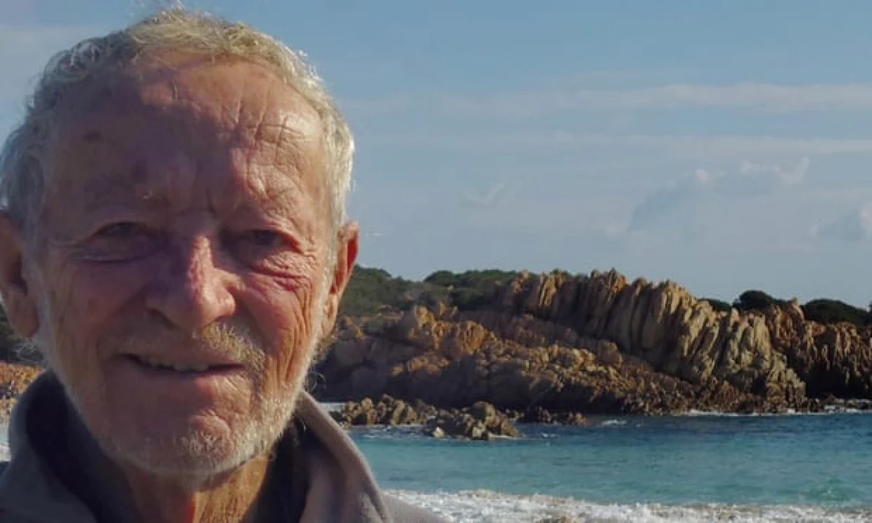 Mauro Morandi numit Robinson Crusoe al italiei locuieşte de peste 30 de ani singur pe o mică insulă din largul Sardiniei FOTO Facebook via The Guardian
